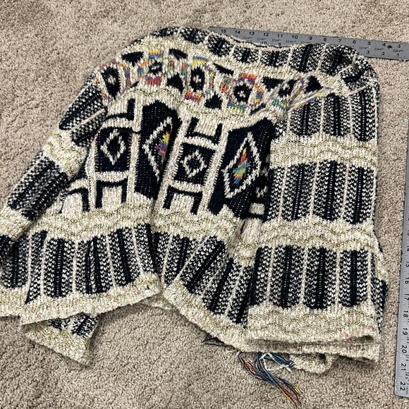 Moth Geometric Pattern Sweater - Picture 4 of 4